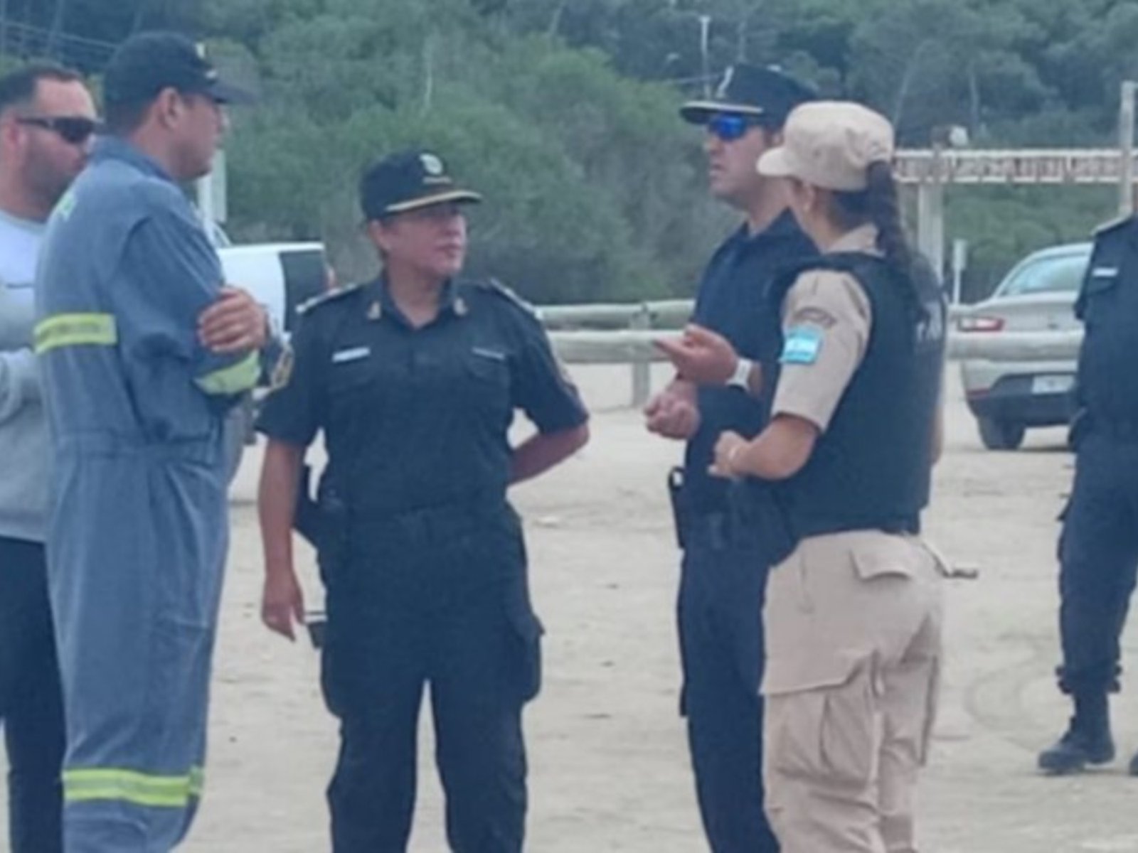 intensa búsqueda de un joven que se metió al mar con amigos durante la madrugada y desapareció