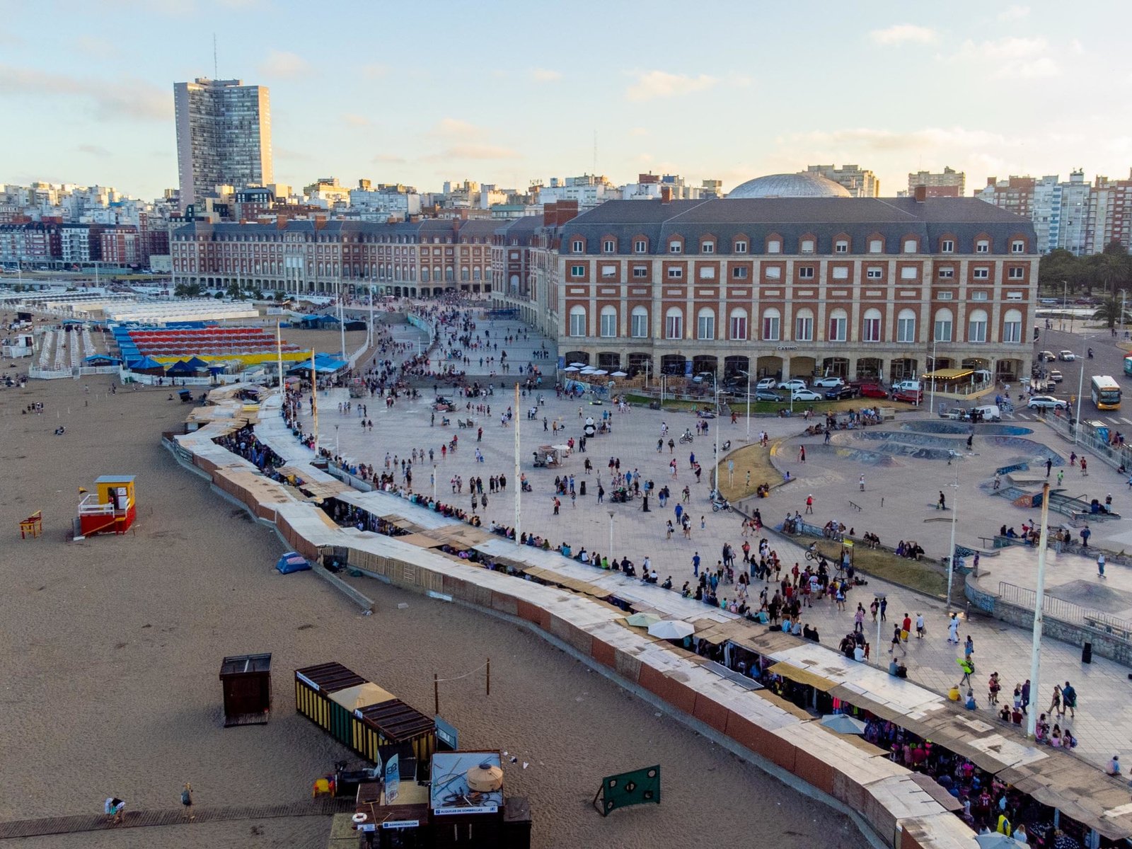 la feria ilegal que mueve millones, las chicanas políticas y el abandono de la Rambla