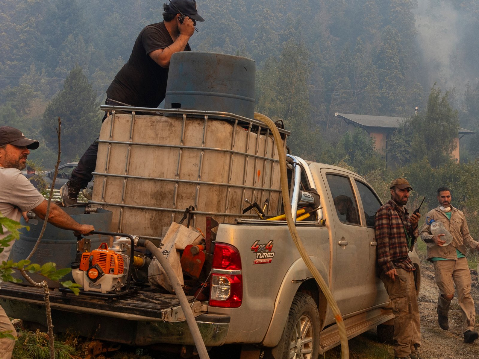 la ilegalidad de los vecinos de El Bolsón que salvó decenas de casas del fuego