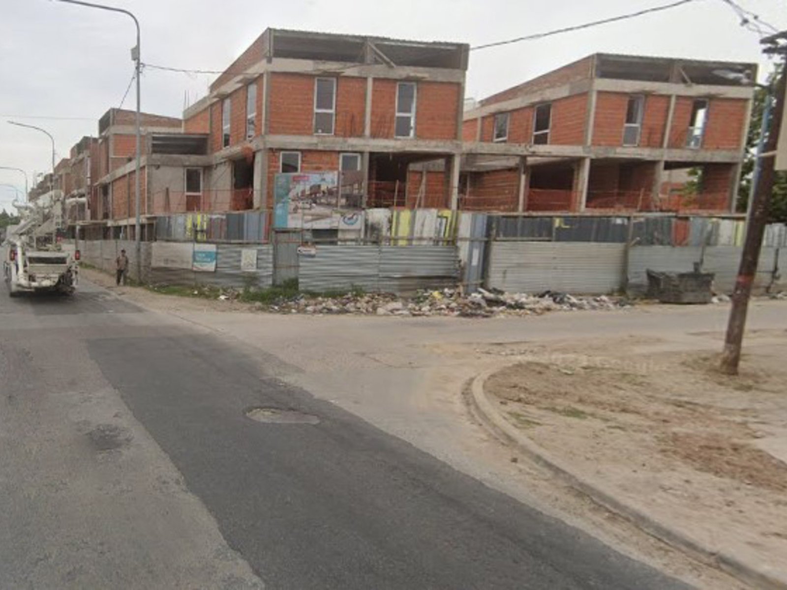 le tiraron un neumático en la calle