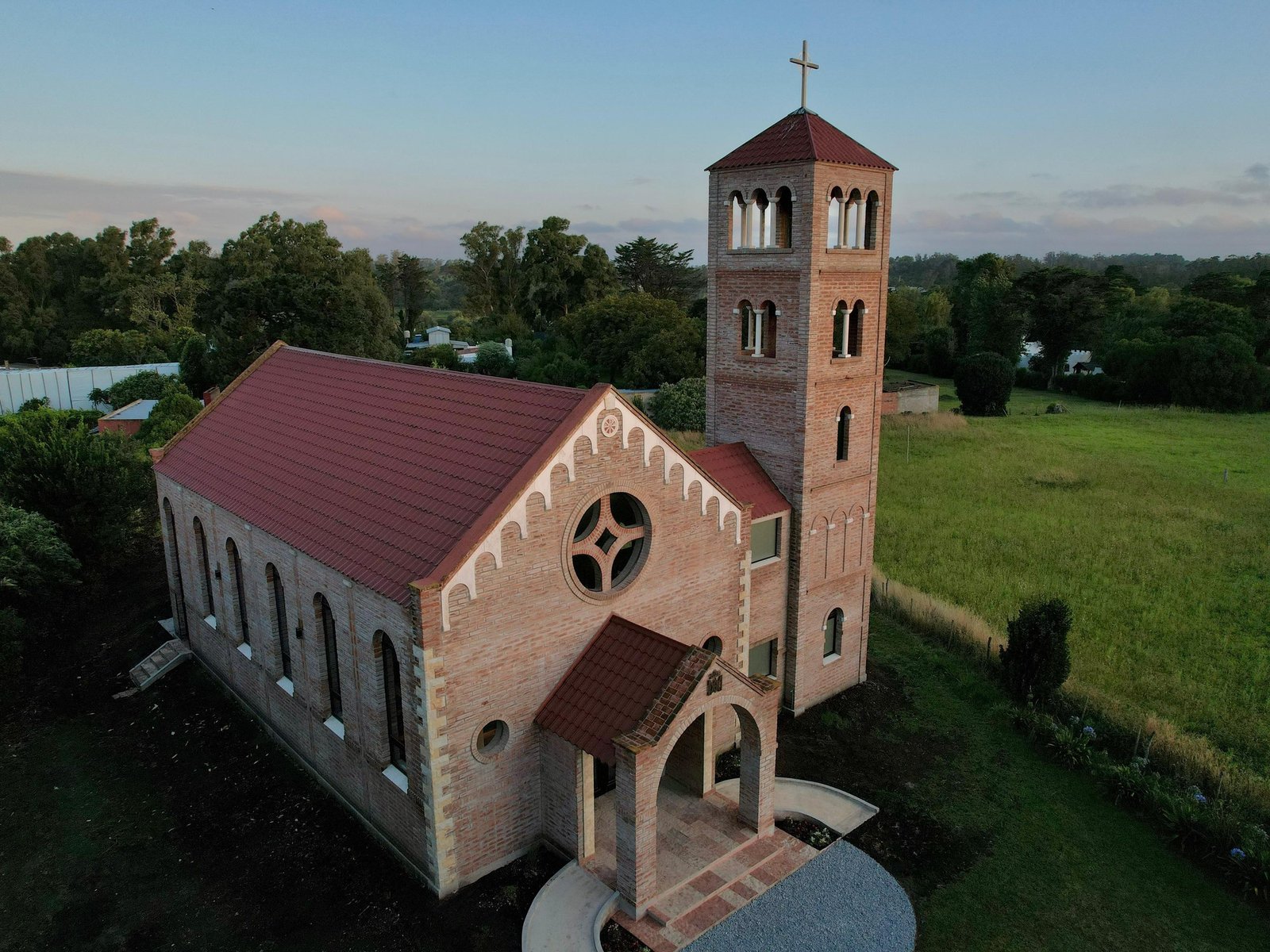 los recursos de los fieles para edificar una bella iglesia en Sierra de los Padres