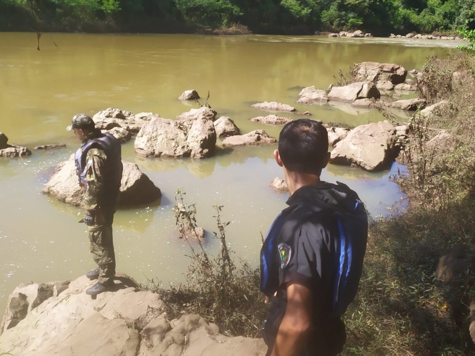 un adolescente se tiró a un arroyo a refrescarse y la corriente lo llevó