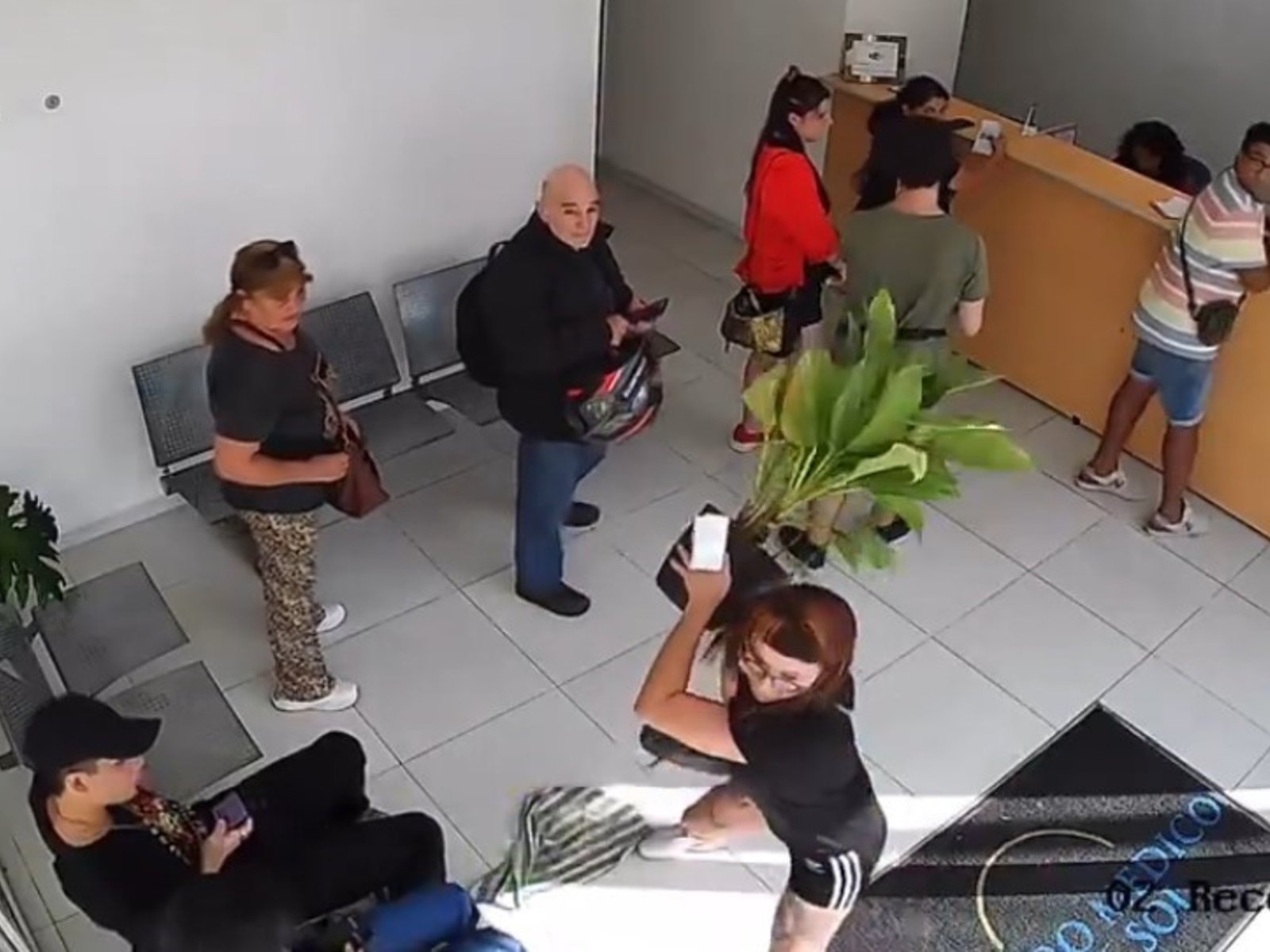 una mujer quiso destrozar un centro médico por problemas con el pago de una ecografía