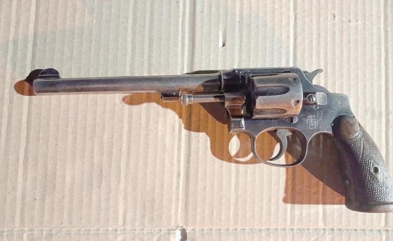 A sospechoso que merodeaba sector comercial de Trelew le encontraron en la mochila un revólver cargado