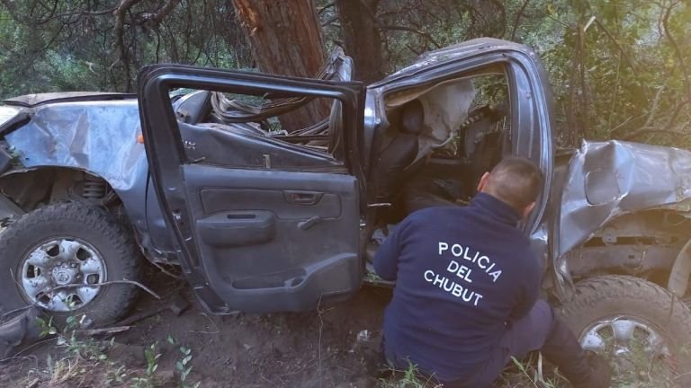 Accidente en Lago Cholila: una camioneta cayó 30 metros en un precipicio