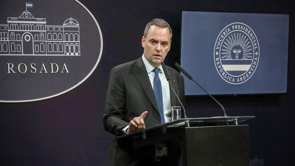 Adorni quiere poner un botón silenciador para callar a los periodistas | La Libertad Avanza en mutear a la prensa