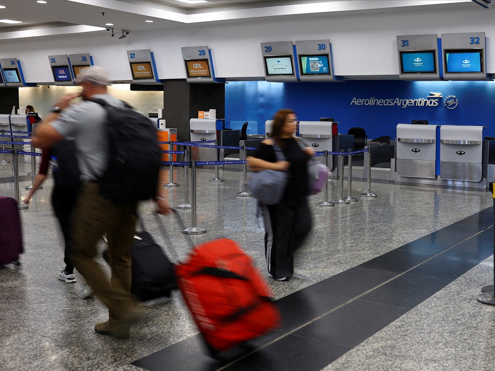 Al menos tres vuelos fueron desviados de Aeroparque a Montevideo o Ezeiza por la tormenta