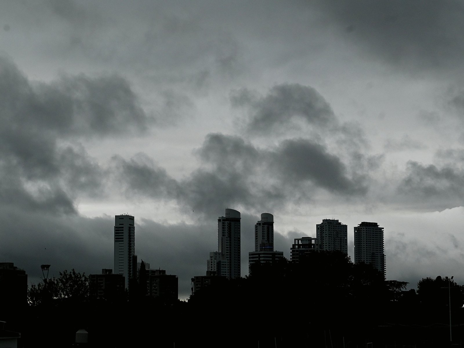 Alerta naranja por tormentas y vientos fuertes en diez provincias, y cómo seguirá el tiempo en el AMBA