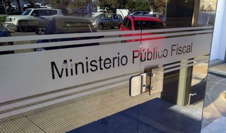 Allanaron su casa por agredir a sus vecinos y encontraron un arma de fuego y droga