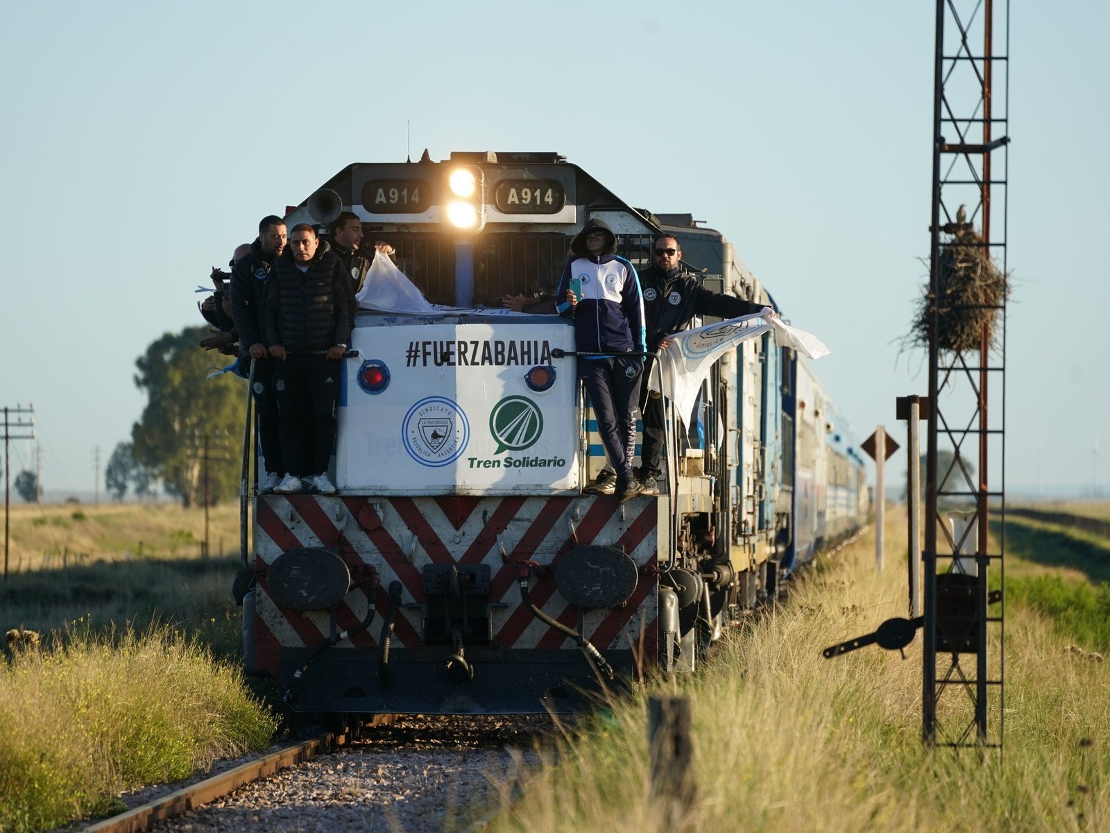 Aplausos de emoción y voluntarios recibieron al tren solidario, que llegó a Bahía Blanca con 1.300 toneladas de donaciones