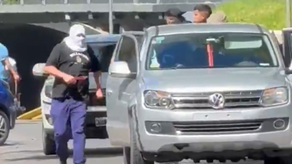 Arrestan a dos barras que participaron de la “batalla” el hospital de Gonnet y buscan a hijos de Iván Tobar
