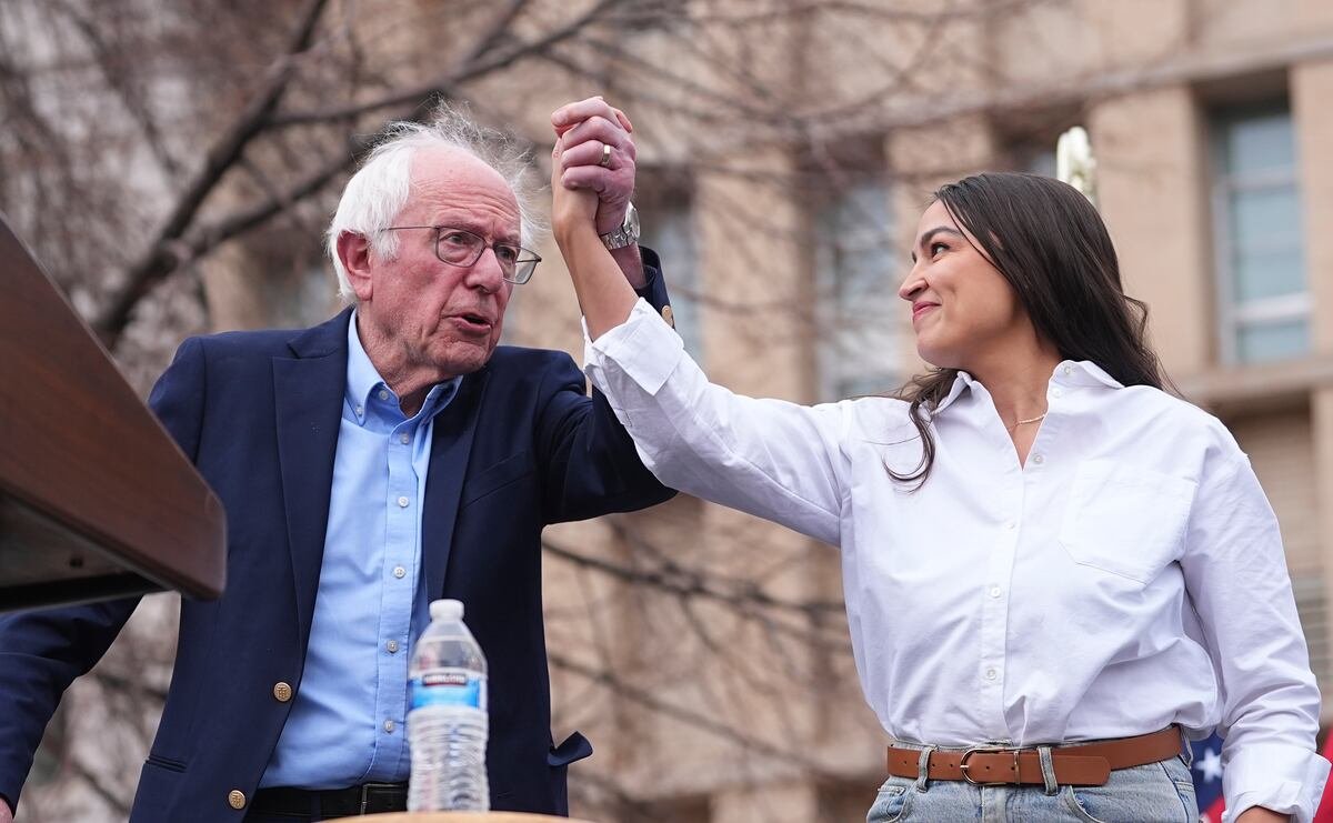 Bernie Sanders se pone al frente de la oposición a Trump con Alexandria Ocasio-Cortez como escudera | Internacional