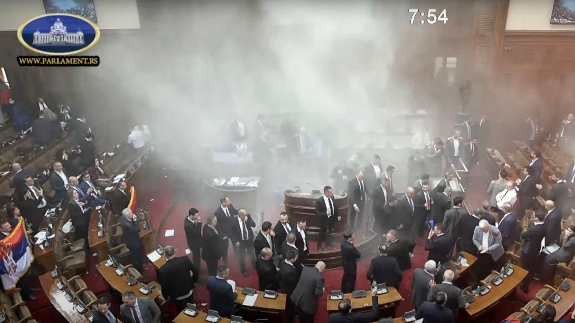 Caos en Serbia: la oposición lanzó bengalas en el Parlamento y un legislador sufrió un derrame cerebral
