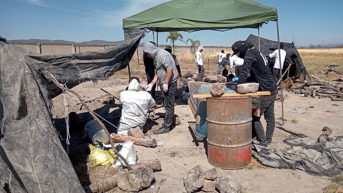 Cientos de zapatillas y huesos: un campo de exterminio horroriza a México