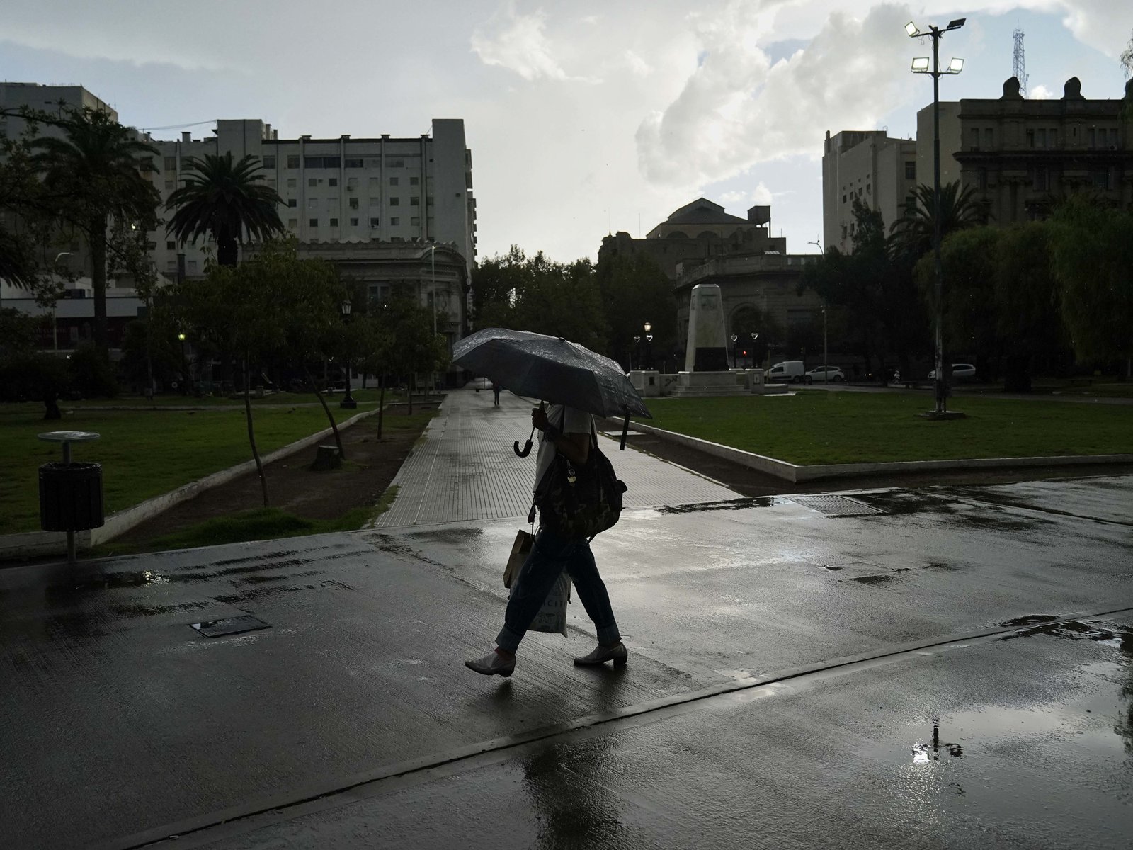 Cómo respondieron los vecinos de Bahía Blanca a la suspensión de las actividades por el alerta por tormentas, a 10 días del trágico temporal