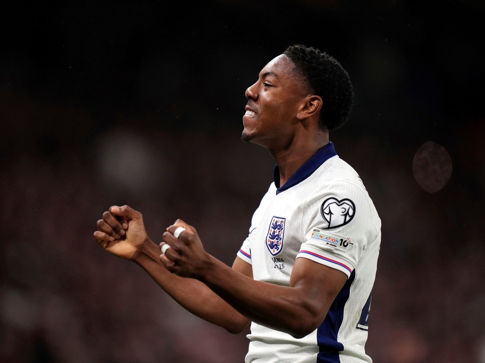 Con Tuchel en el banco y los goles de un debutante y del inoxidable Kane, Inglaterra dio el primer paso rumbo al Mundial 2026