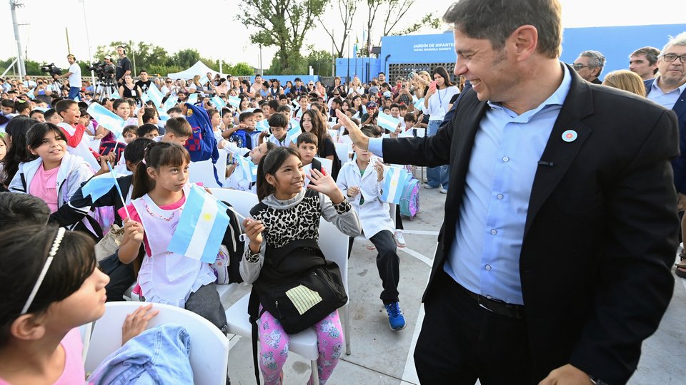 Con críticas a Milei, Kicillof abrió el año escolar en la provincia de Buenos Aires | “Seguimos invirtiendo en la educación pública, creemos en la justicia social y en la igualdad de derechos”