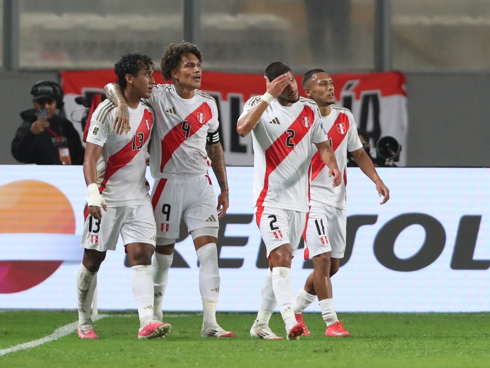 Con un récord del interminable Paolo Guerrero, Perú le ganó con autoridad a Bolivia y salió del fondo de la tabla en las Eliminatorias