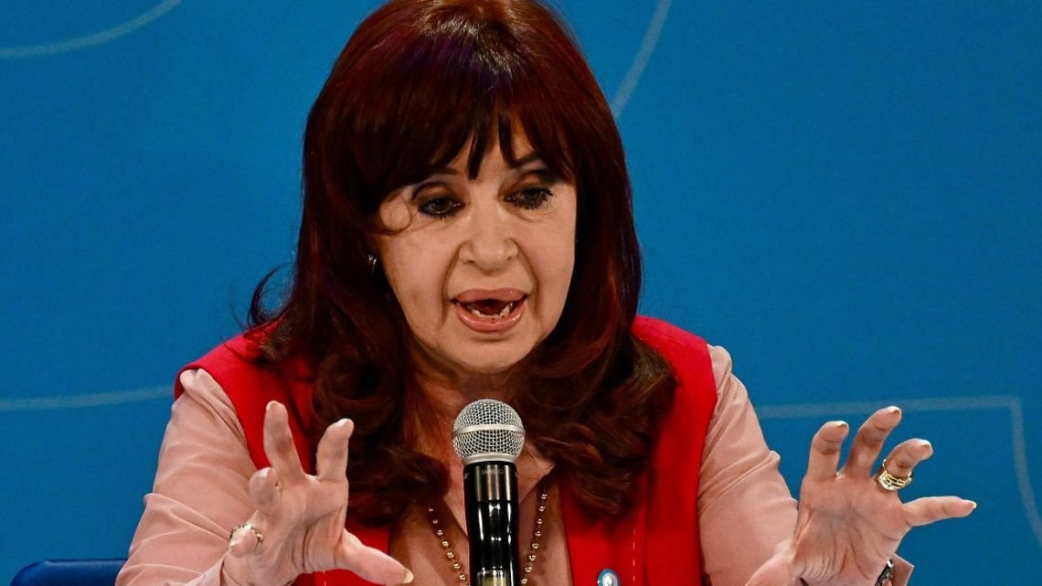 Cristina Kirchner llamó a una reunión urgente del PJ para fijar postura sobre el DNU de deuda con el FMI