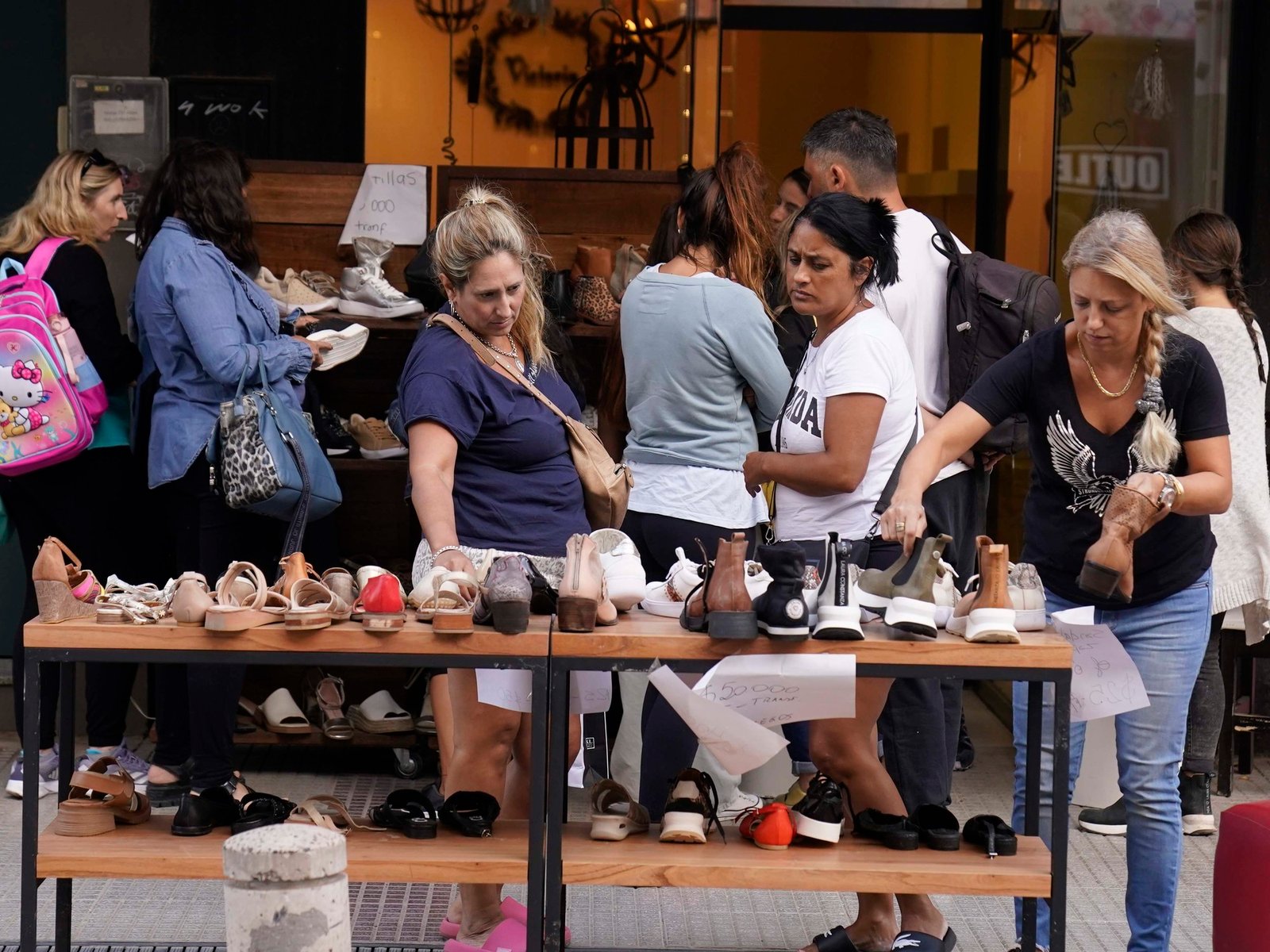 Decidieron bajar el precio de la ropa y aumentaron las ventas, con remeras a 10 mil pesos y buzos a 20 mil