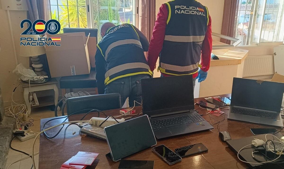 Desarticulada una red especializada en ‘la estafa del sicario’ liderada por un conocido sextorsionador | España