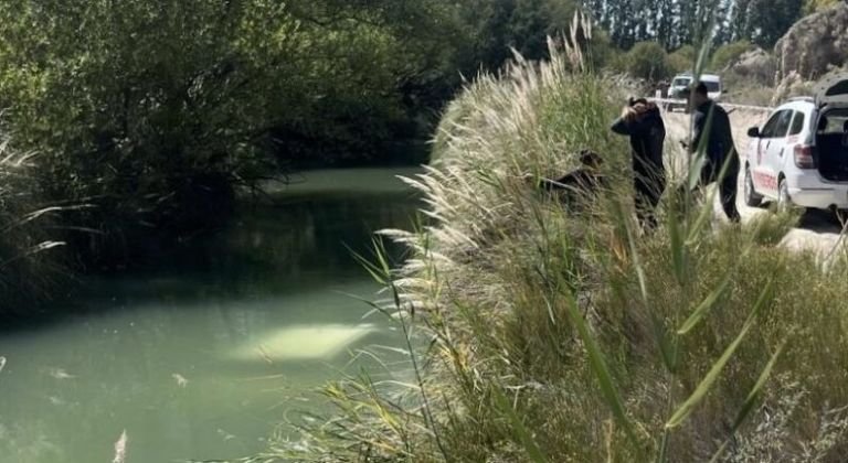 Dolavon: hallaron a un hombre fallecido dentro de una camioneta adentro de un canal de riego