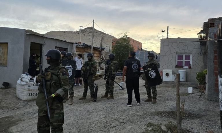 Dos policías de Trelew presos en causa federal por “narcomenudeo”; uno, complicado