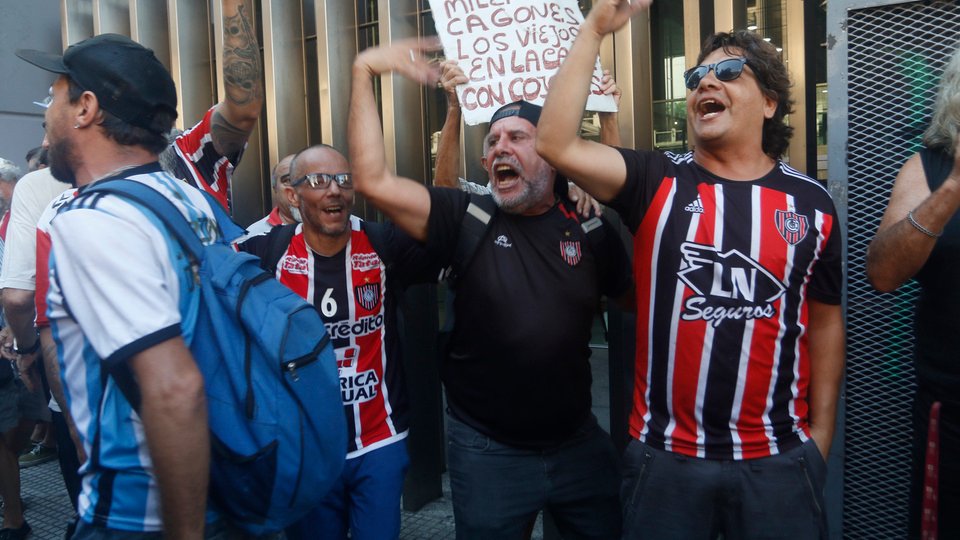 El Gobierno amenaza con aplicar derecho de admisión a hinchas que marchen con los jubilados | Piden que se expresen “de manera pacífica”