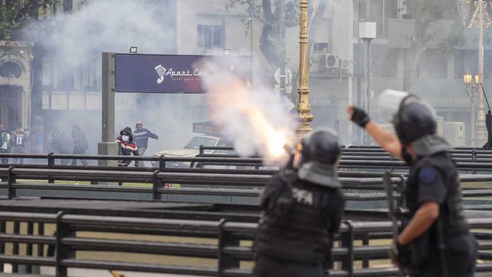 El Gobierno festeja su brutal represión | Guillermo Francos dijo que el ataque al fotógrafo fue solo un “accidente no previsto”