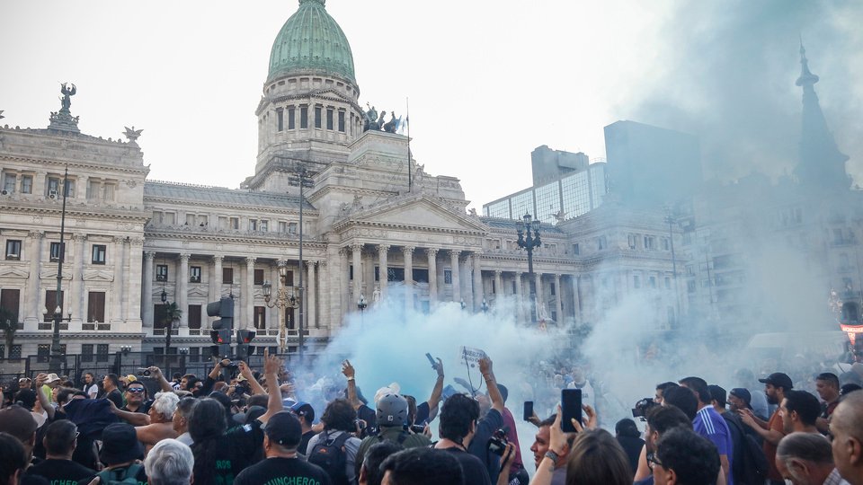 El Gobierno no pudo imponer el miedo y los jubilados llenaron la plaza | Masiva movilización frente al Congreso, esta vez sin represión