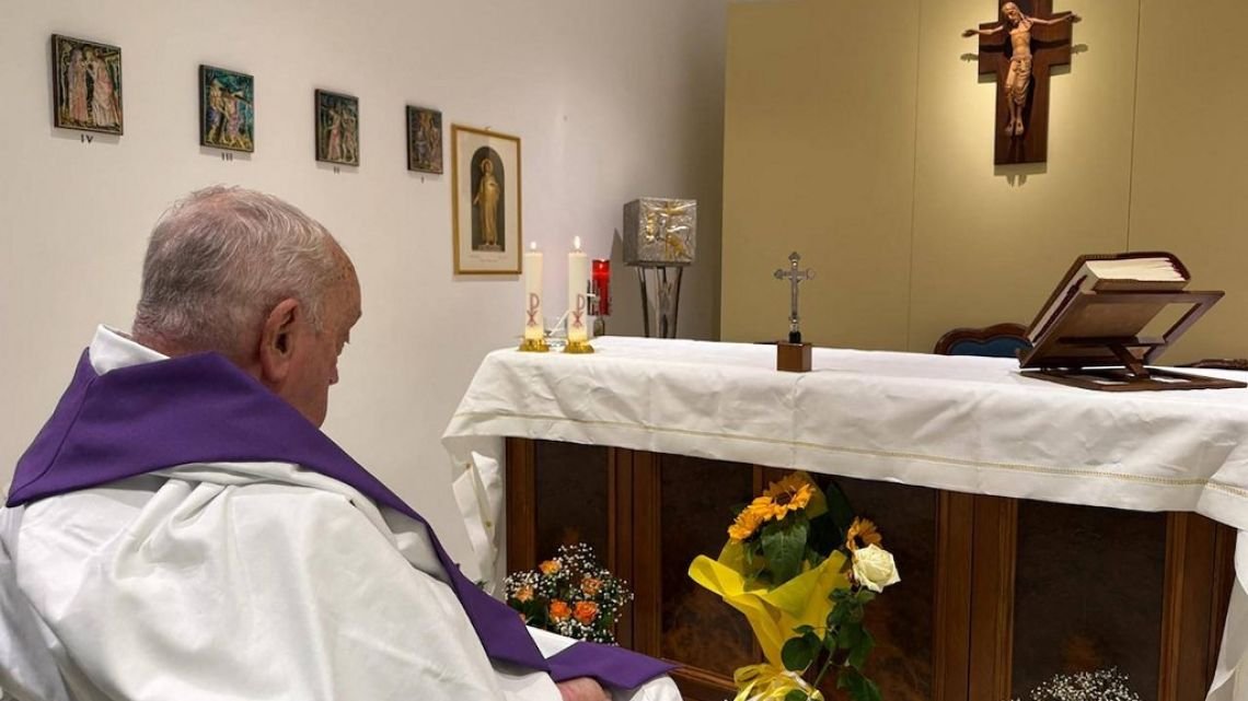 El Vaticano publicó una foto del Papa Francisco en el hospital: “Estoy atravesando un momento de prueba”