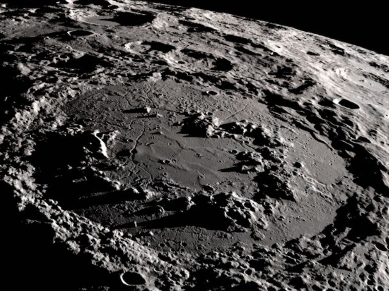 El asteroide 2024 YR4 ya no es una amenaza para la Tierra pero ¿qué pasaría si impacta contra la Luna?
