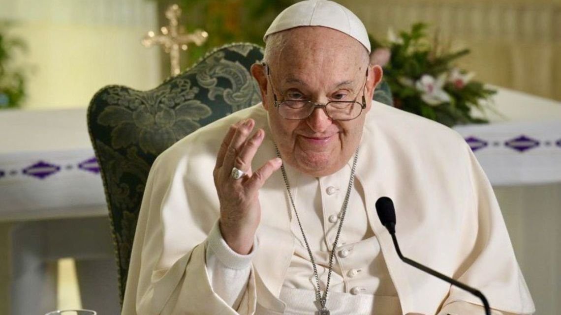 El estado del Papa Francisco es “estable” tras una leve mejoría: agradeció “de corazón” por los rezos