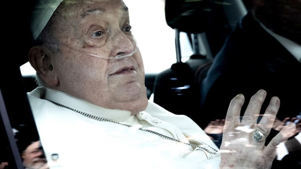 El laborioso Papa Francisco deberá hacer dos meses de reposo y volver despacio al trabajo