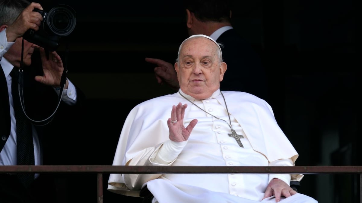 El papa Francisco reaparece dos minutos ante los fieles después de 37 días hospitalizado | Internacional