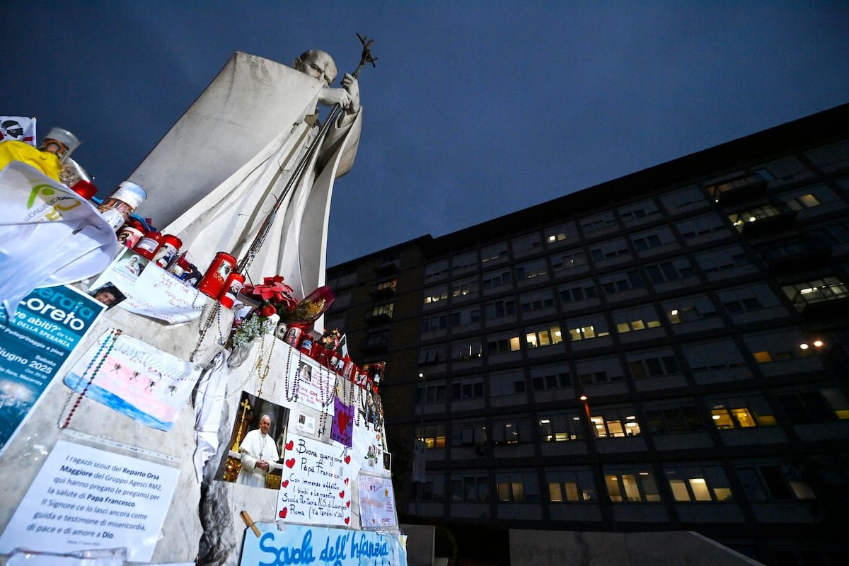 El papa Francisco registra “una leve mejoría” y responde bien a la terapia | Internacional