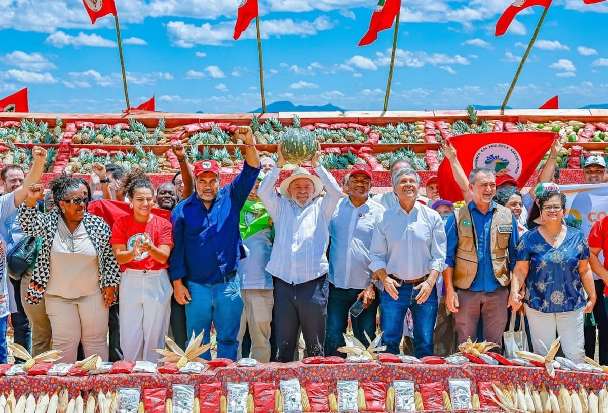 El presidente Lula hace un guiño a la izquierda de su partido con una visita a los Sin Tierra