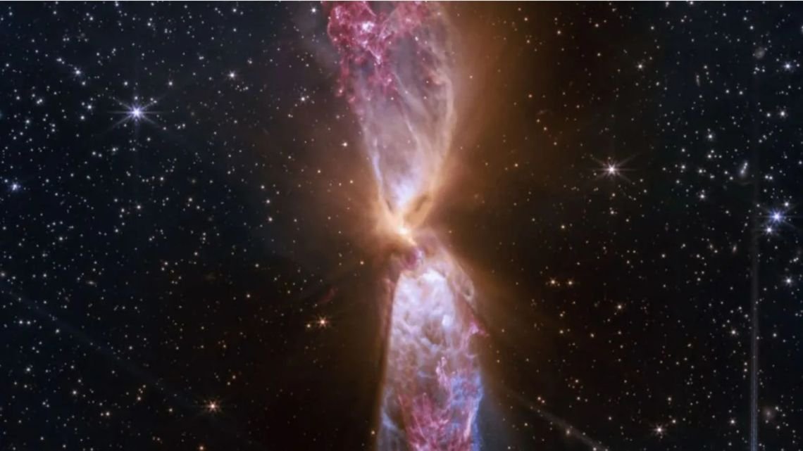 El telescopio James Webb de la NASA captó un reloj de arena cósmico a 650 años luz de distancia