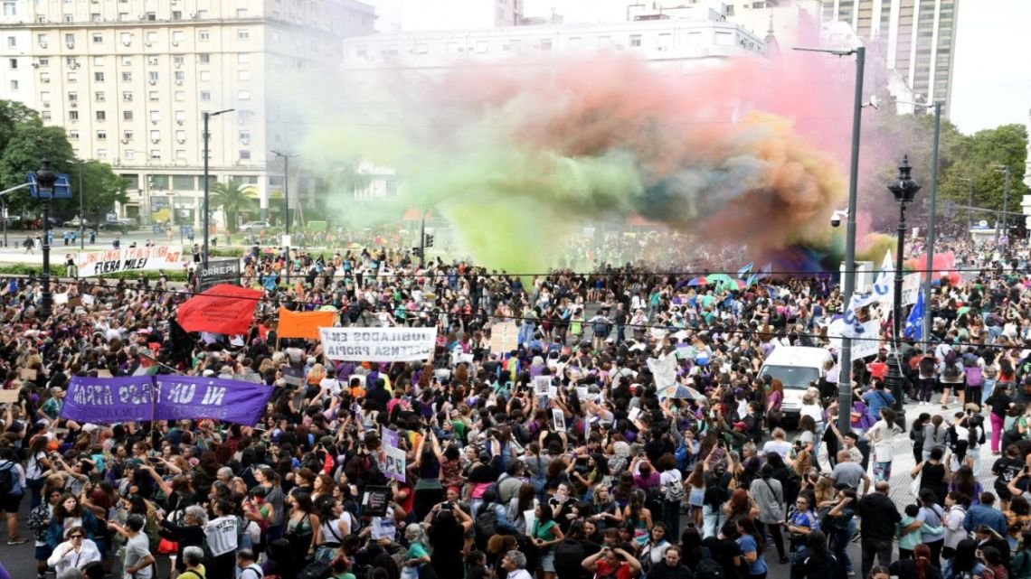 En el Día Internacional de la Mujer, organizaciones feministas, políticas y sociales marcharon a Plaza de Mayo