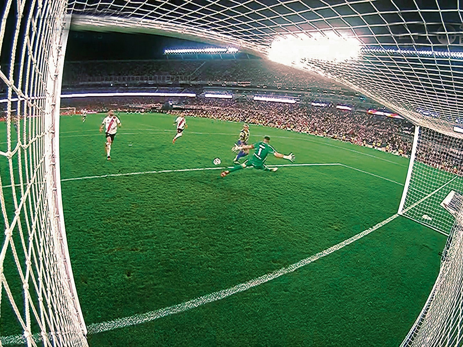 Enzo Copetti y su increíble gol errado ante River en el minuto 95, que pudo ser triunfo y punta para Rosario Central en el Monumental