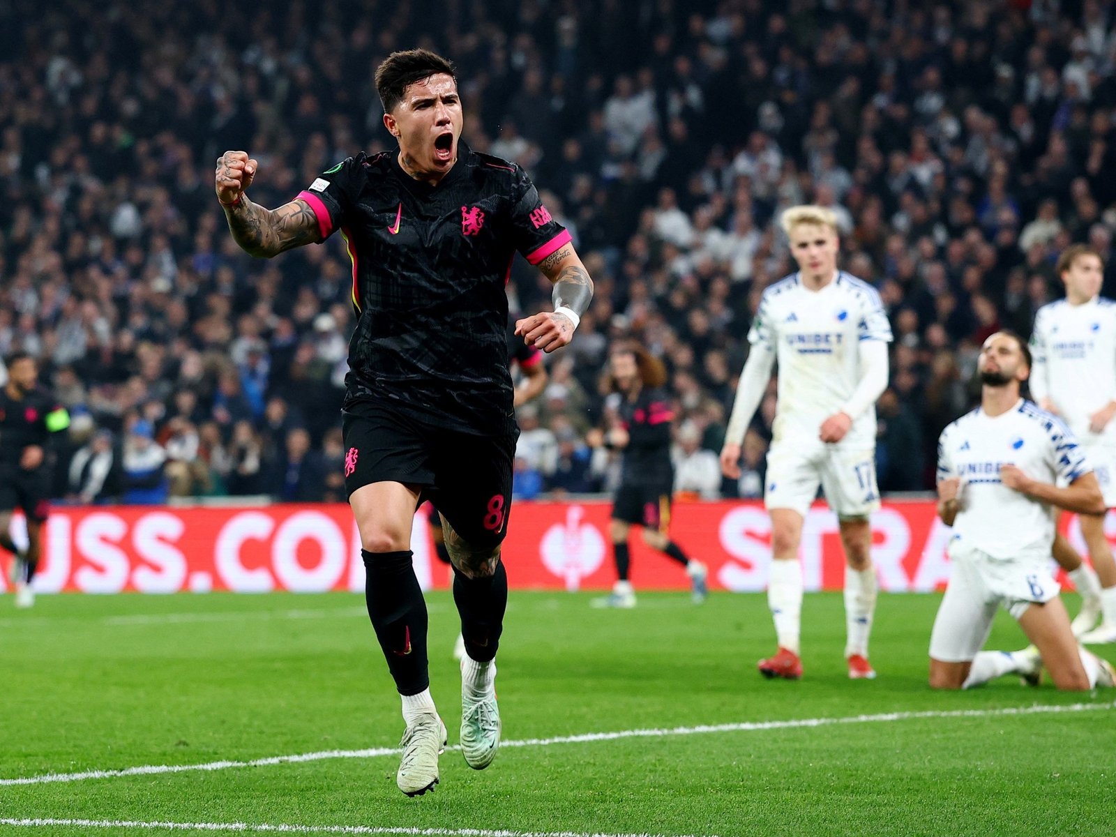 Enzo Fernández marcó un golazo para el triunfo de Chelsea, que intenta festejar en Europa, aunque sea en la Conference League