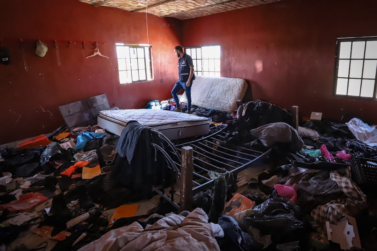 “Es muy doloroso, porque no sé si ahí está mi hijo”: el terror y el deseo de encontrar a un familiar en el centro de exterminio de Teuchitlán | Actualidad