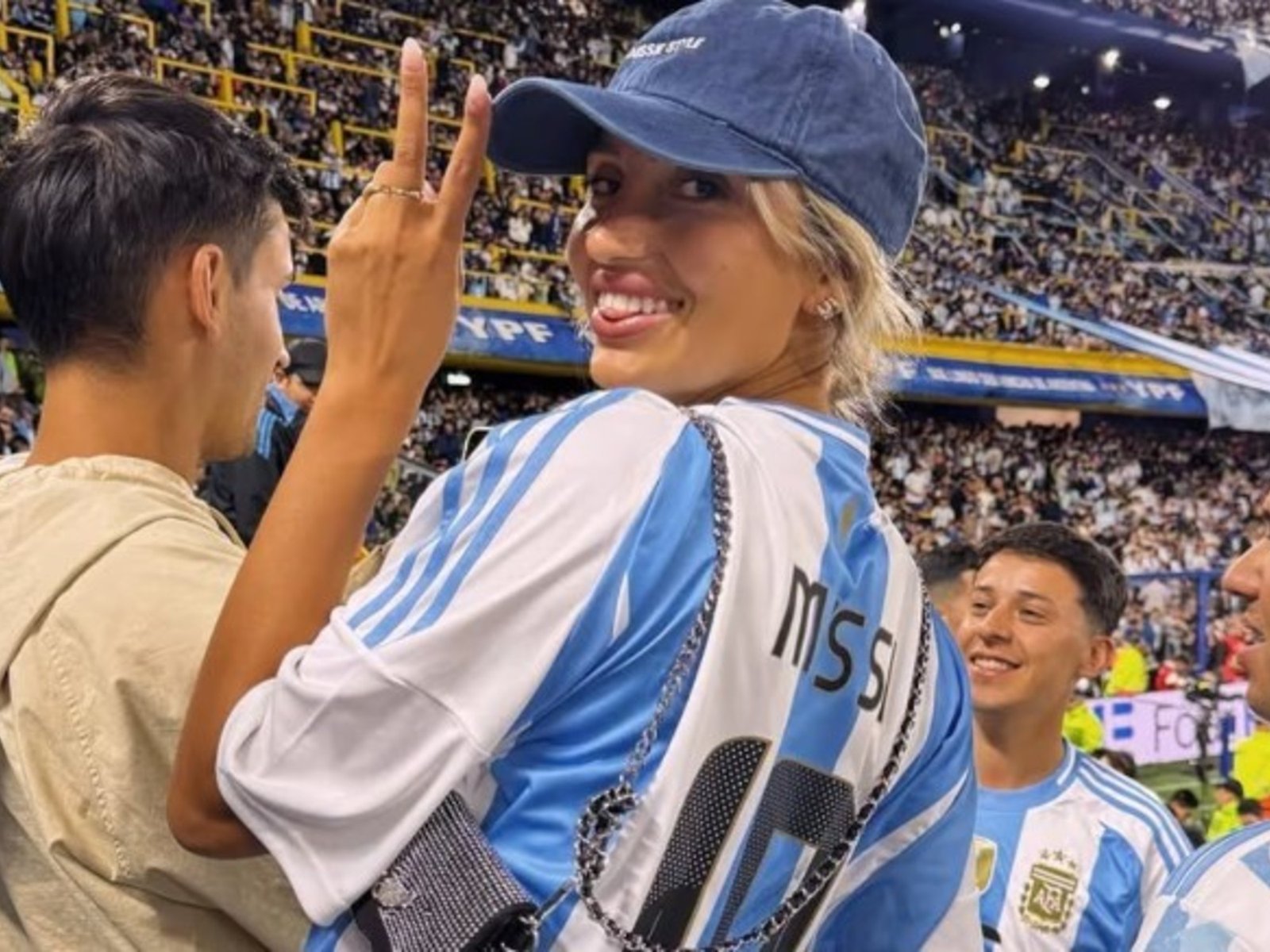 Escándalo con una influencer a la que acusan de estafa por la venta de entradas para Argentina-Brasil