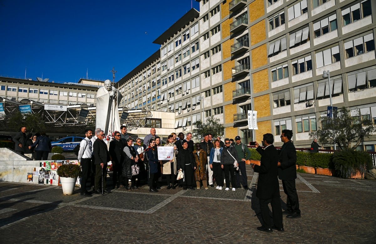 Estado de salud: El papa Francisco pasa la noche estable tras sufrir ayer otras dos crisis respiratorias | Internacional
