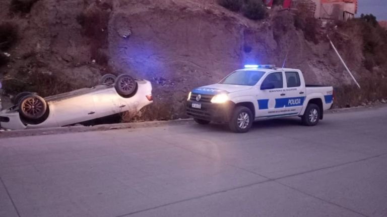 Extraño accidente en Comodoro: un auto volcó sin nadie en su interior