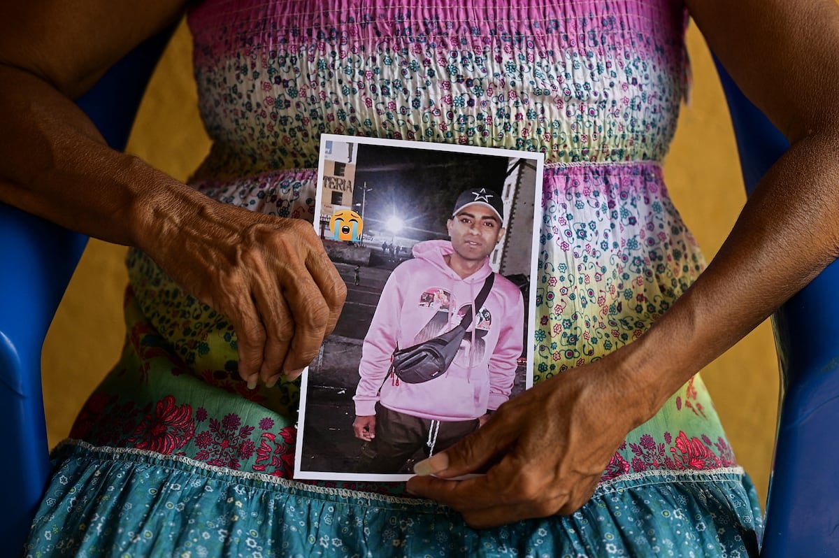 Familiares de migrantes venezolanos deportados a El Salvador denuncian criminalización de sus tatuajes