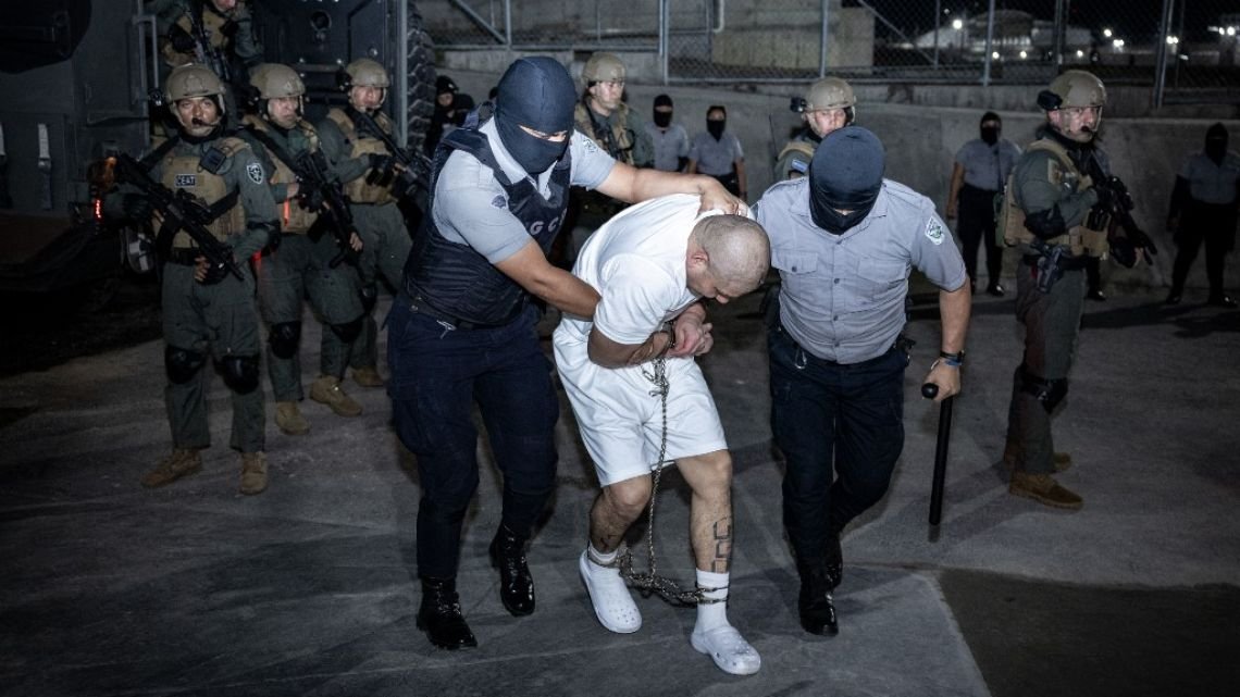 Freno judicial a Donald Trump por deportaciones exprés de venezolanos bajo ley de guerra