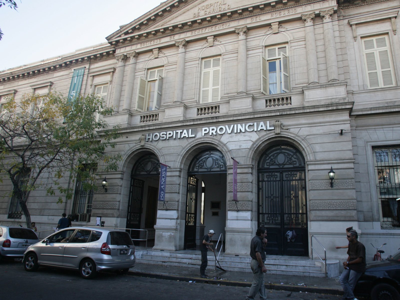 Golpearon y quemaron en Rosario a un indigente que vive en la calle: está en grave estado