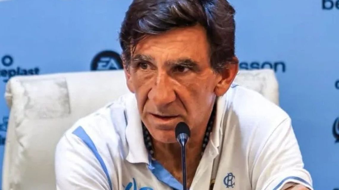 Gustavo Costas calentó la previa del clásico y apuntó contra los encargados del VAR: “Nunca llaman para nosotros, deben estar tomando algo”