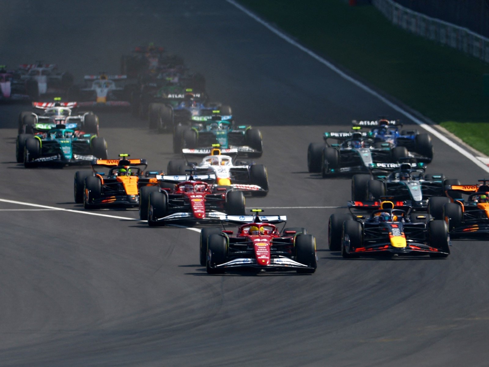 Hamilton le dio a Ferrari la Sprint del GP de China y Doohan volvió a chocar el Alpine ante la mirada de Colapinto